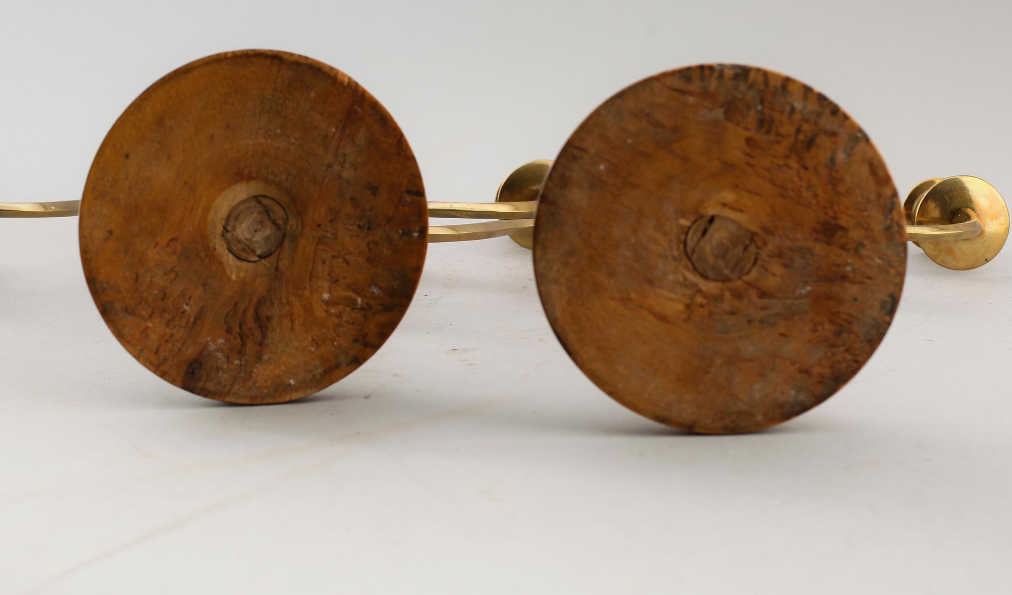 KANDELABRAR, 1 par, mässing och masurbjörk, 1800-talets första hälft.