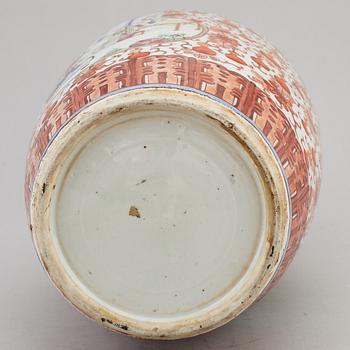A large famille rose vase, Qing dynasty, late 19th century.