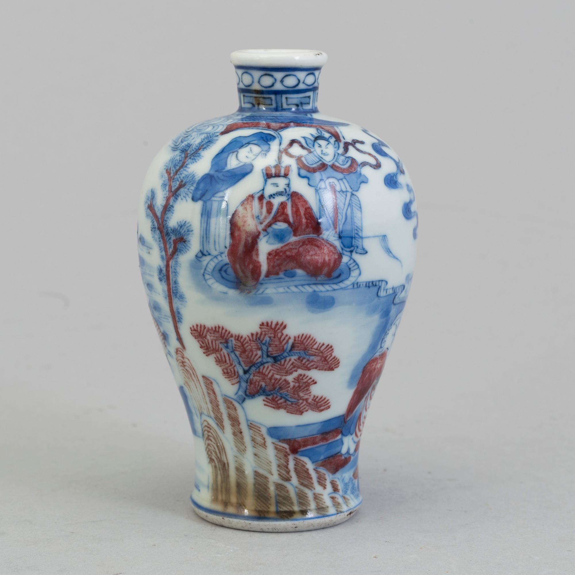 A large and beautiful copper-red and underglazed blue and white porcelain snuff bottle, Qing dynasty, Guangxu (1874-1908.