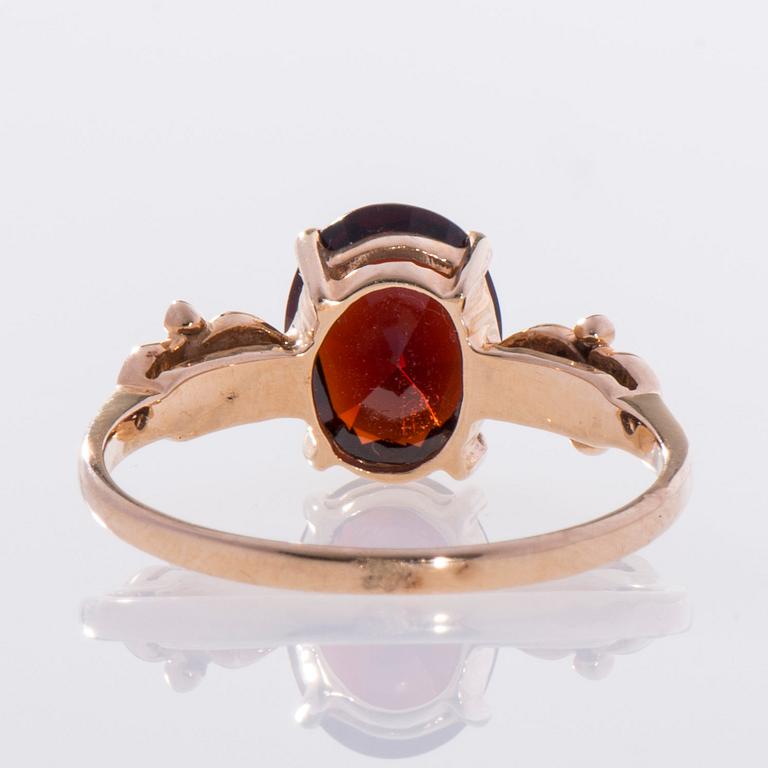 RING, 14K guld, granat, finska stämplar, 1994. Vikt 2,4 g.