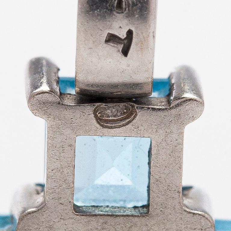 Hänge i form av kors, 14K vitguld med topaser.