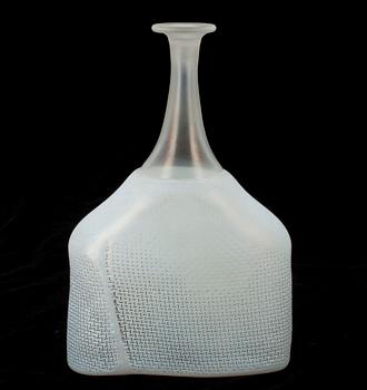 FLASKA, glas, "Network" Bertil Vallien, Kosta Boda 1980-tal. Signerad.