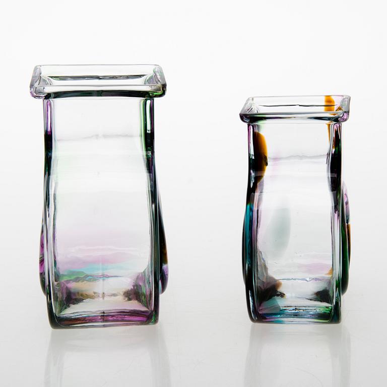 HELENA TYNELL, vaser, 2 st signerade Riihimäen Lasi Oy, Helena Tynell.