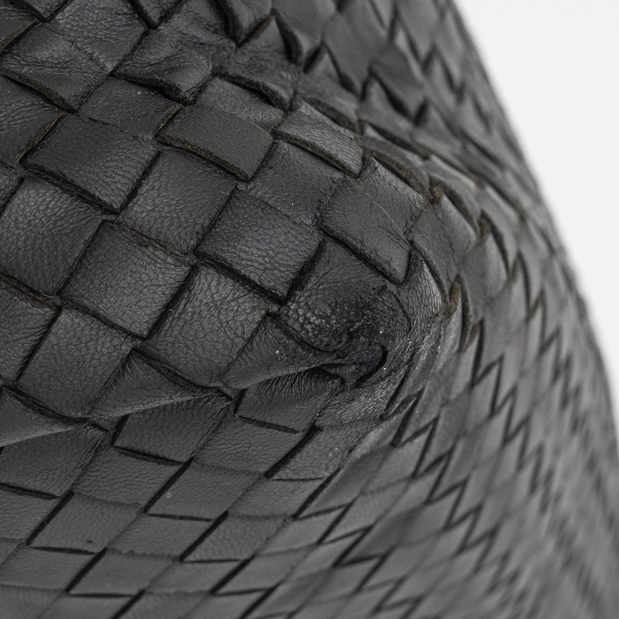 Bottega Veneta, a 'Medium Garda' bag.
