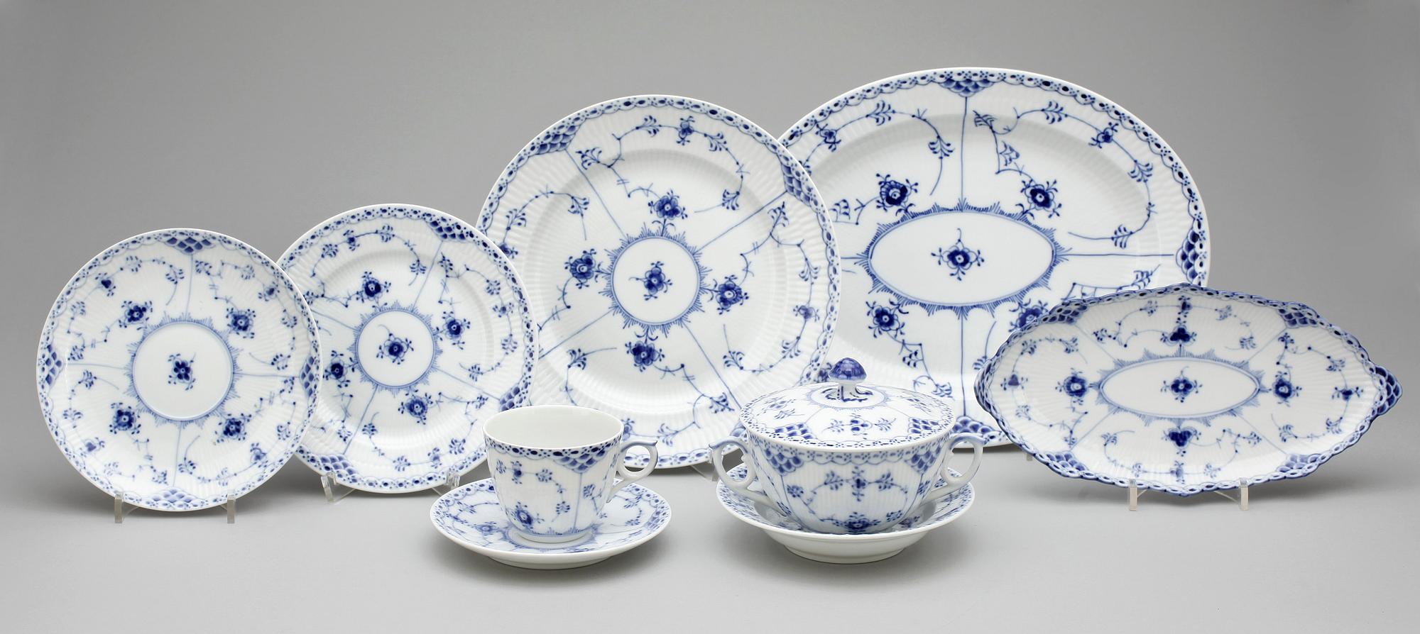 MATSERVIS, porslin 84 delar, "Musselmalet" Royal Copenhagen samt Bing & Gröndahl, Danmark, 1900-tal.