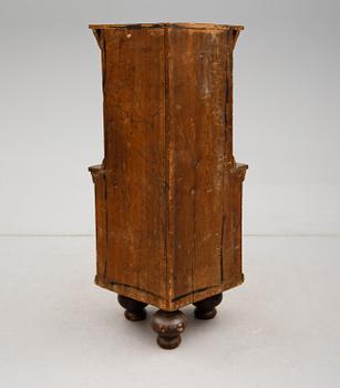 HÖRNSKÅP, allmoge, 1700-tal.