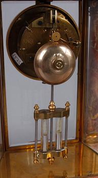 BORDSPENDYL,marmor, mässing, Louis XVI-stil, Japy Frere, Frankrike sekelskiftet 1900.