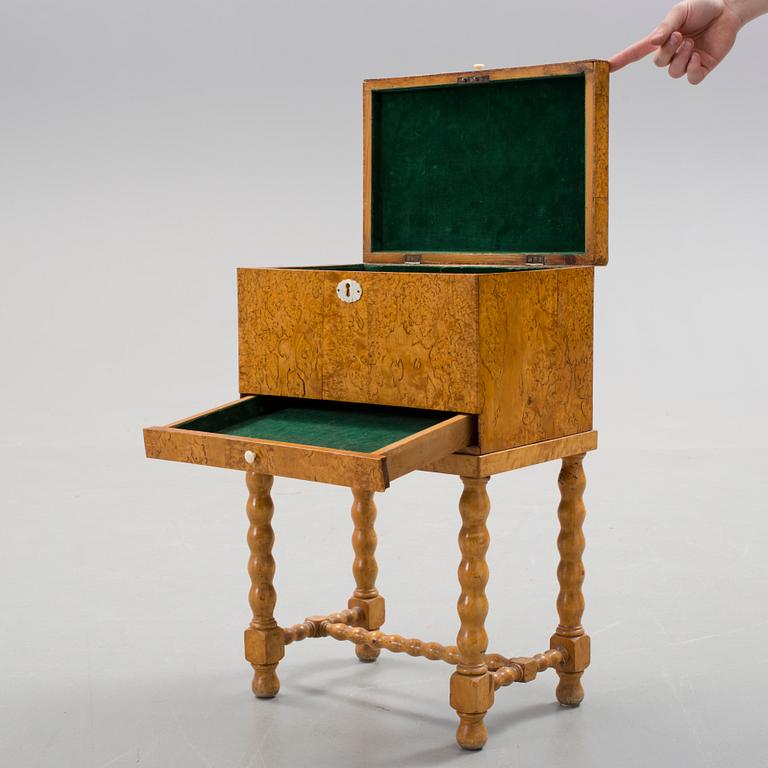 BESTICKSSCHATULL, masurbjörk, 1800-tal.