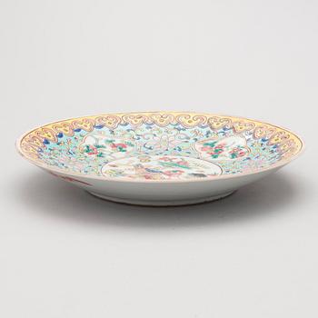 A Chinese porcelain dish from the latter half of the 19th century.