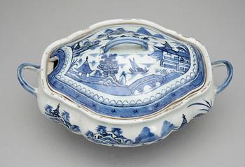 TERRIN samt SKÅLAR, 3 st, porslin, Kina, Qianlong, 1736-1795.