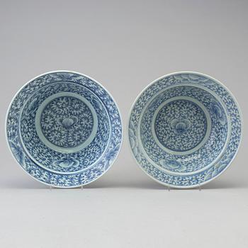 Two Chinese blue and white porcelain basins, Qing dynasty, 19th century.