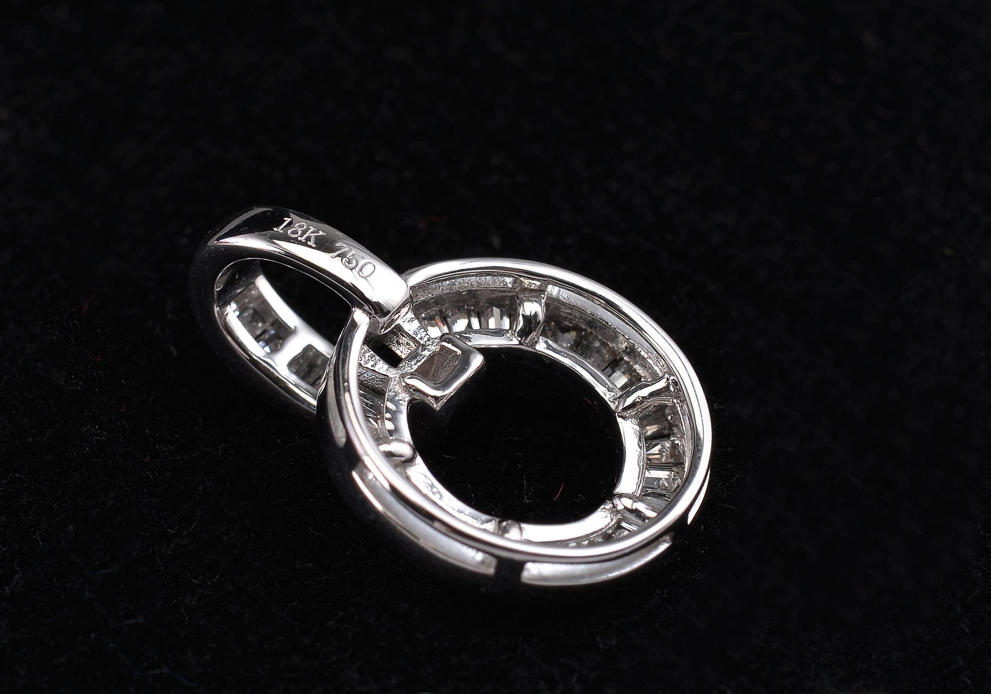RIIPUS, baguettehiottuja timantteja n. 1.20 ct. 18K valkokultaa. Paino 2,8 g.