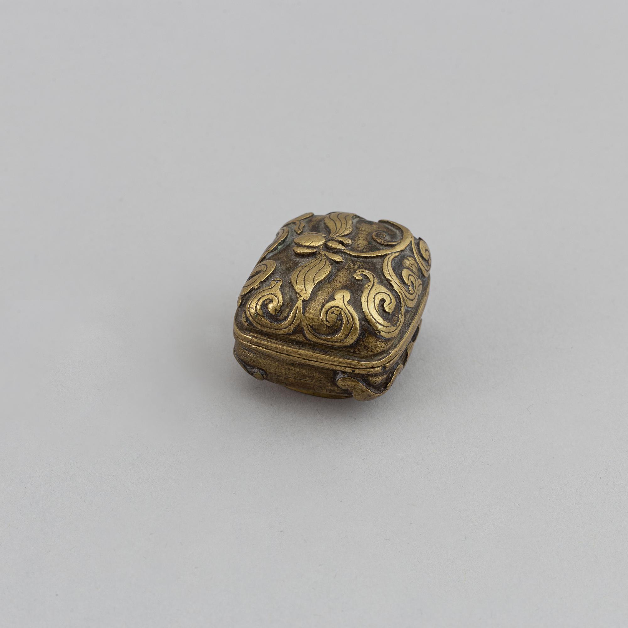 Two bronze boxes with covers, including Qing dynasty.