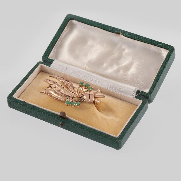 BROSCH, 14K guld med 6 fasettslipade smaragder. Vikt 7,7 gram.