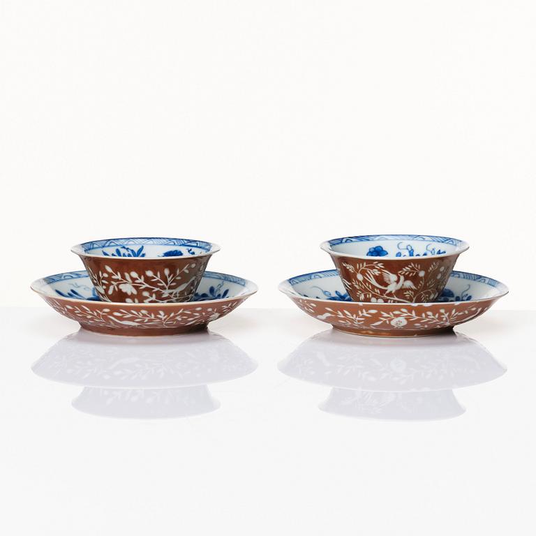 A rare set of blue and white and cappuciner brown goods with an engraved decoration, Qing dynasty, Kangxi (1662-1722).