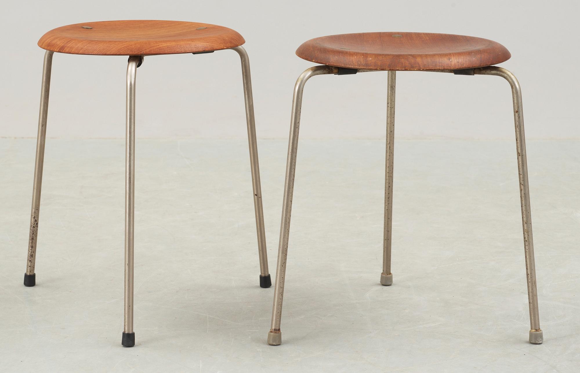 PALLAR, ett par, design Arne Jacobsen, för Fritz Hansen, Danmark. Tidig modell, brännstämplade undertill.