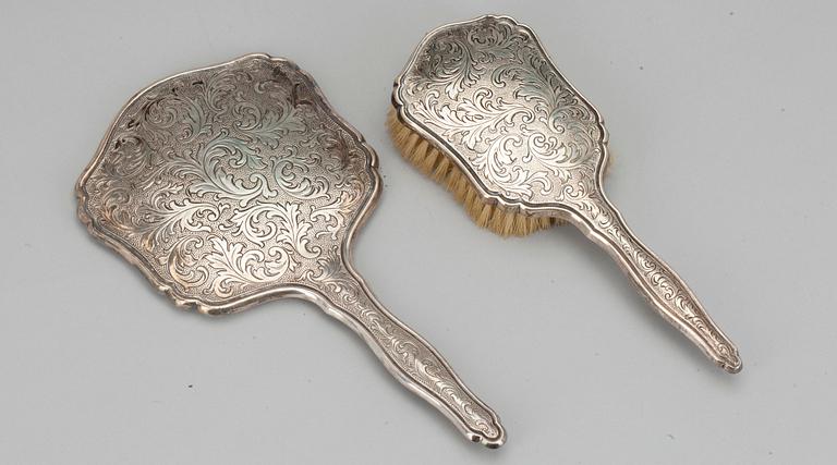 BORSTE OCH SPEGEL, silver, import av Oskar Lindroos, Helsingfors 1941. Tot. vikt 329g.