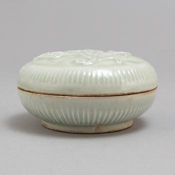 A ceramic glazed box with cover, Ming dynasty (1368-1644).