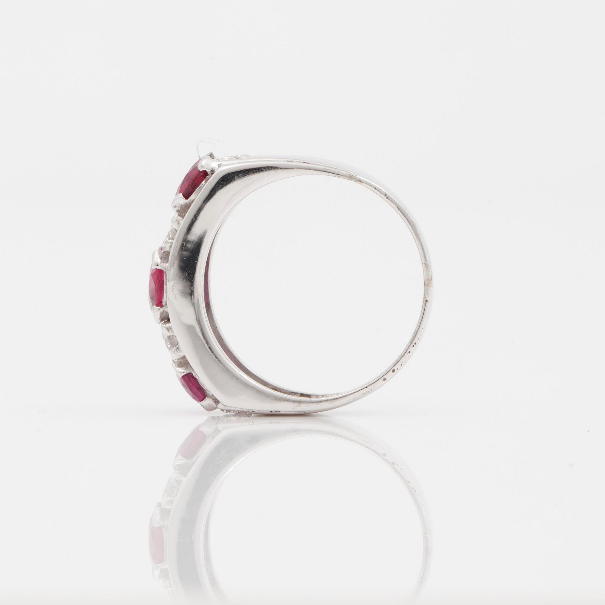RING med rubiner samt diamanter, totalt ca 0.60 ct.
