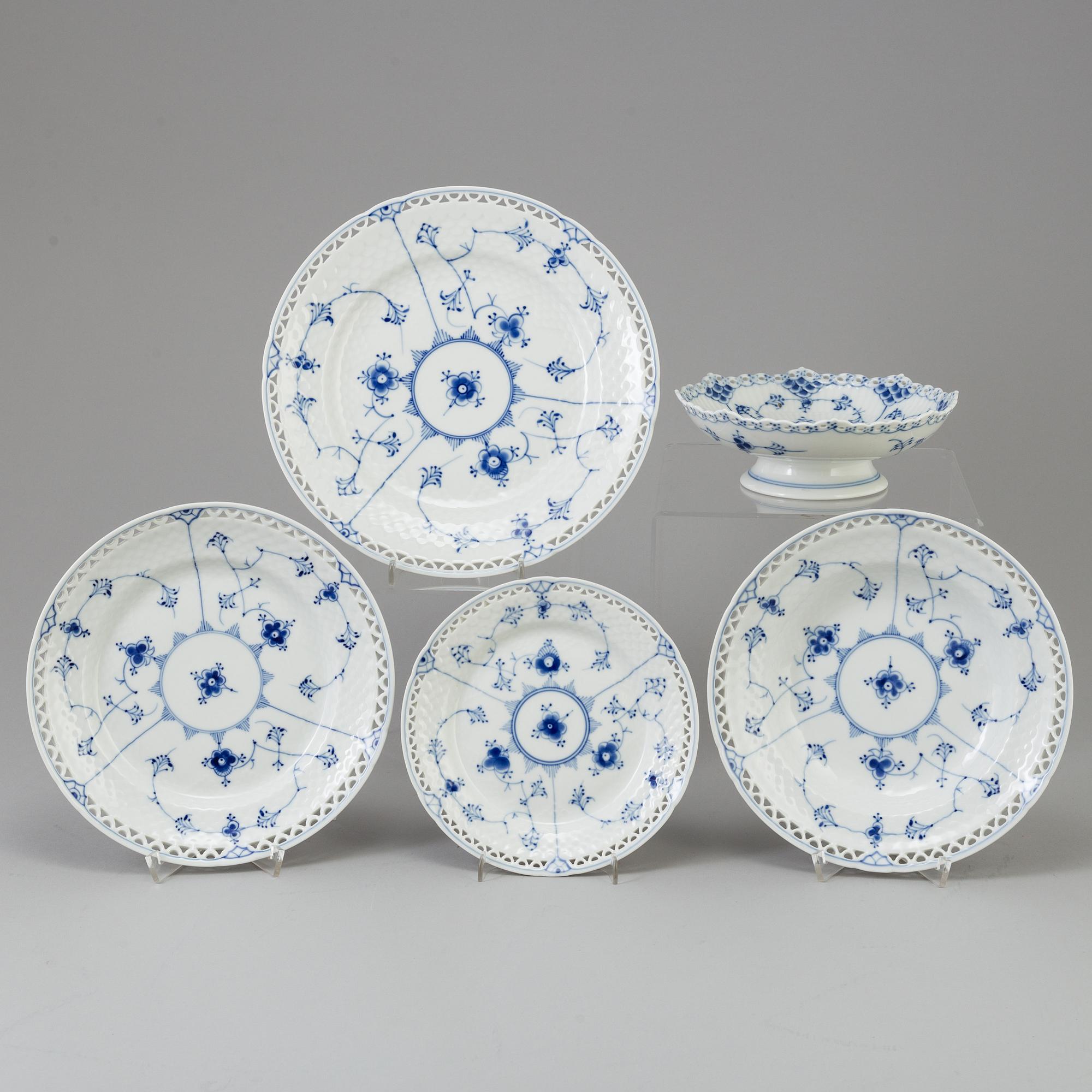 A set of 50 pieces Bing & Grøndahl 'Musselmalet' porcelain tableware.