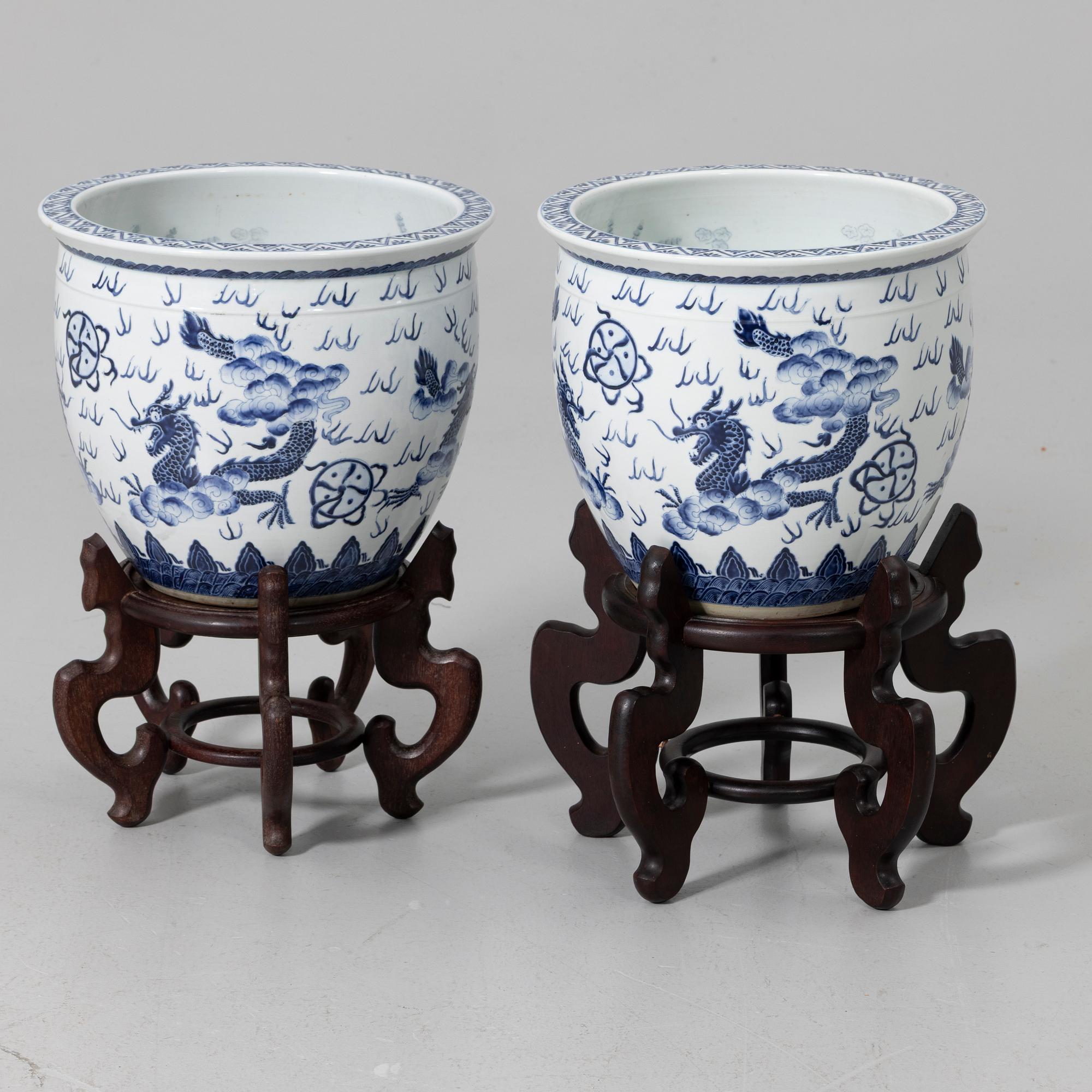 Fish bowls, a pair, porcelain, China, modern manufacture.