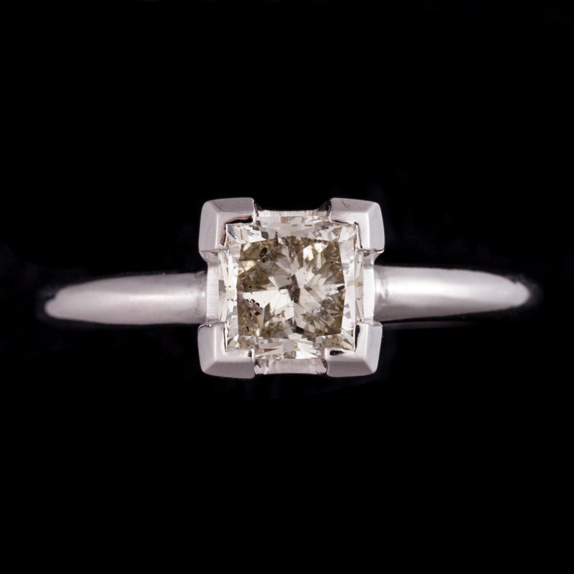 RING, 14K vitguld, prinsesslipad glasfylld diamant. Vikt ca 2,1 g.