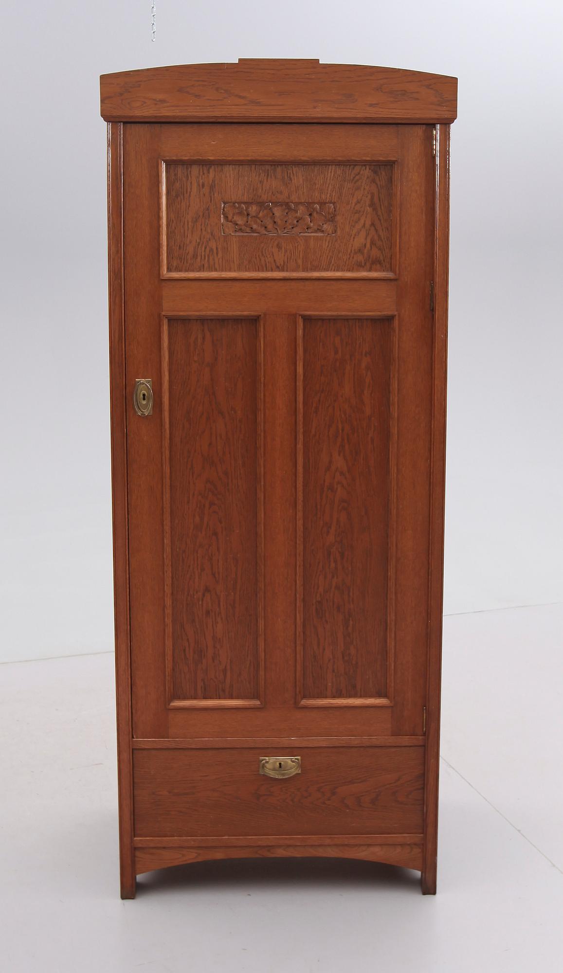 KLÄDSKÅP, jugend, tidigt 1900-tal.