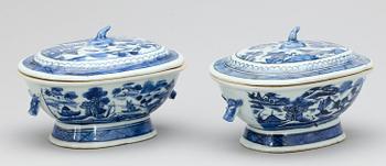 KAROTTER, ett par, porslin, Kina, 1800/1900-tal.