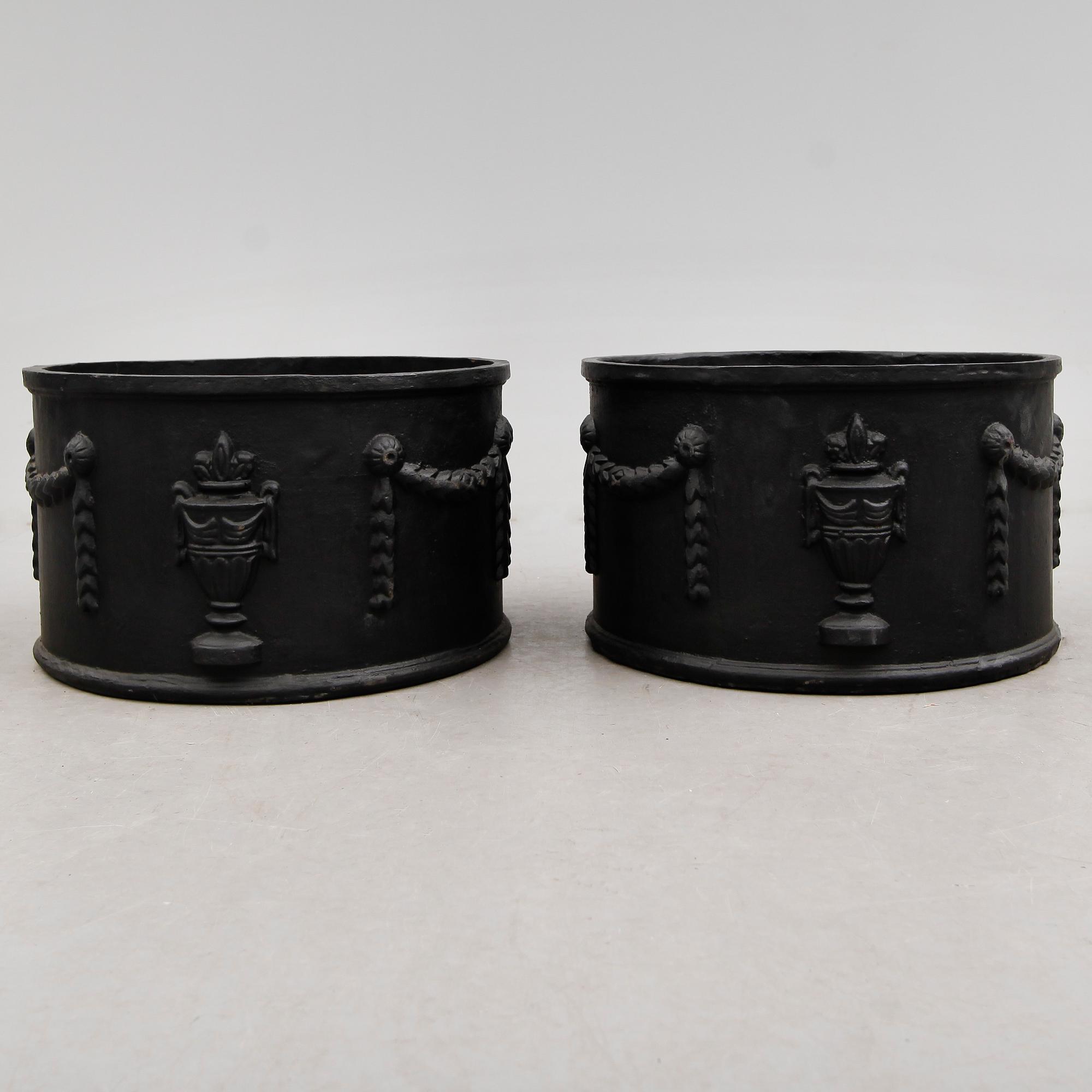 TRÄDGÅRDSURNOR, 1 par, gjutjärn, modern tillverkning.