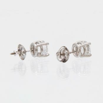 Örhängen 14K vitguld med runda briljantslipade diamanter.