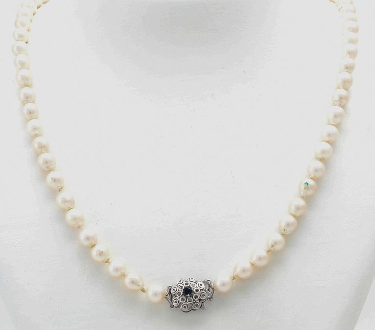 Necklace of cultured pearls with an 18K white gold clasp.