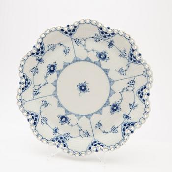 Fruit bowl / compote with underplate, porcelain, "Musselmalet helblond", Royal Copenhagen, model 1061 and 1062, 1966-1974.