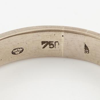 Ring 18K vitguld med safirer och briljantslipade diamanter.