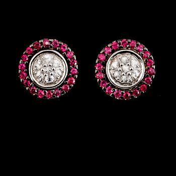 ÖRHÄNGEN, 1 par, 14K vitguld, rubiner och diamanter.