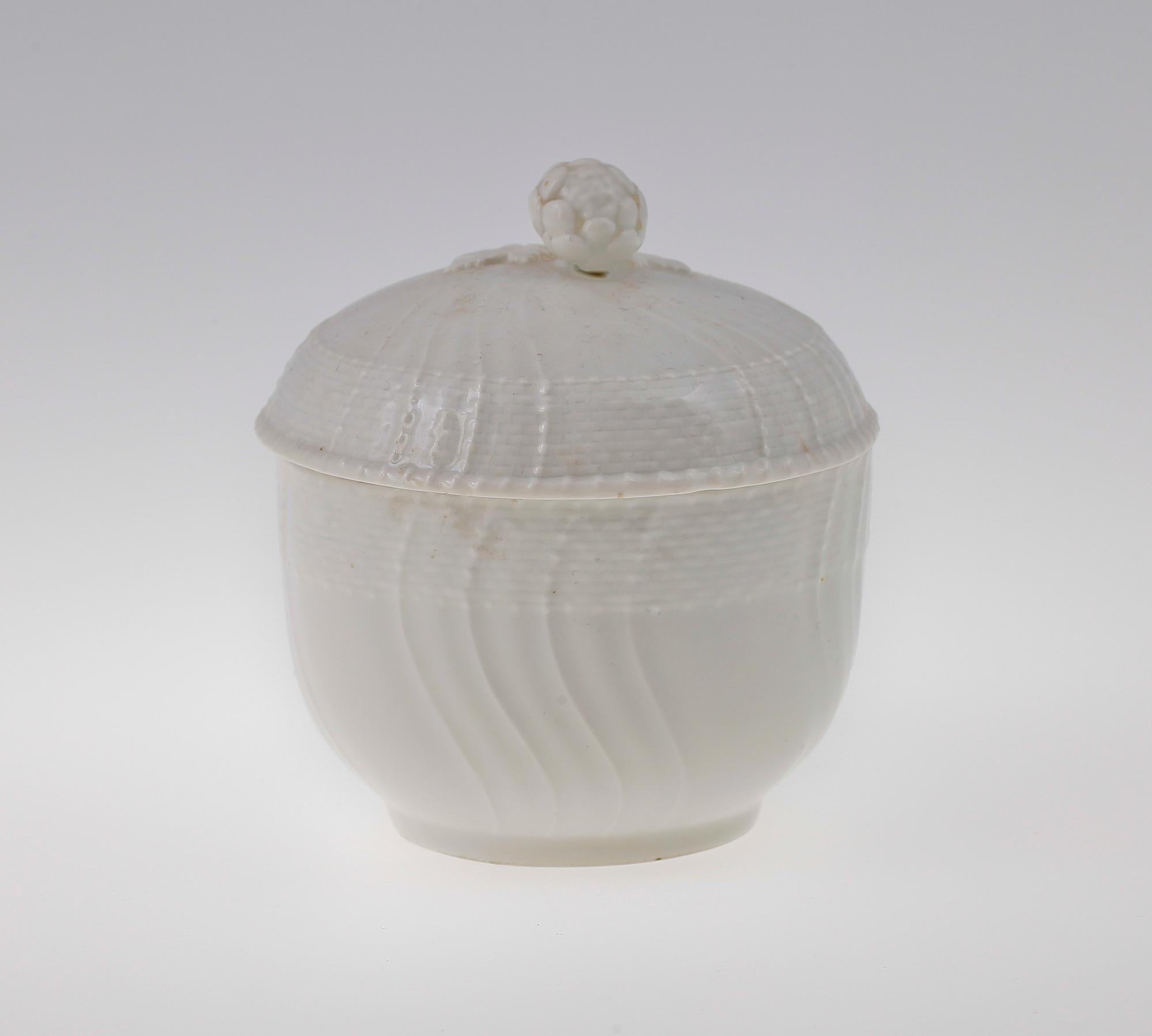 SKÅL MED LOCK, porslin, Berlin 1800-talets slut.