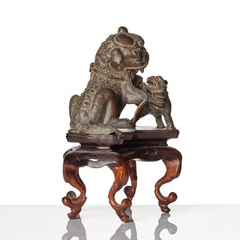 A bronze sculpture of a buddhist lion and her puppy, Qing dynasty, 19th Century.