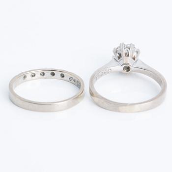 RINGAR, 18K guld med briljantslipad diamant ca 0.88 ct samt ring med mindre åttkantslipade diamanter.
