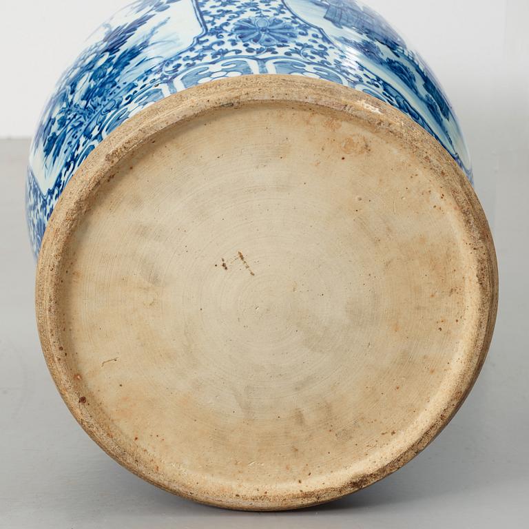 A blue and white jar with cover, Qing dynasty, 19th Century.