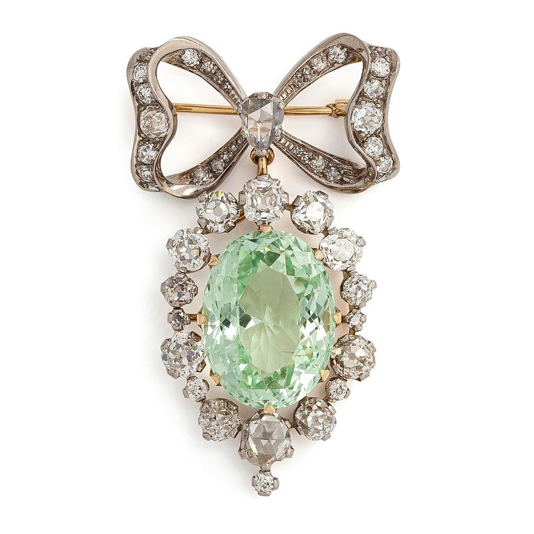 A. Tillander, a brooch/pendant in 18K gold, with an oval light green beryl, rose- and old-cut diamonds, Helsinki, 1968.