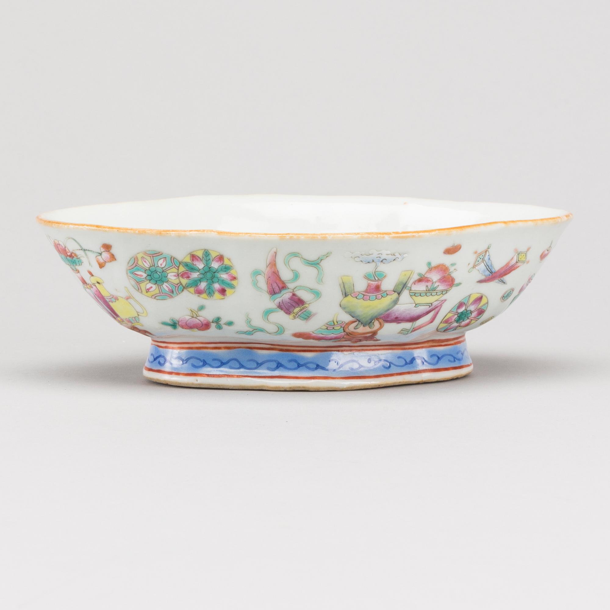 A CHINESE PORCELIAN BOWL, late Qing dynasty, circa 1900.