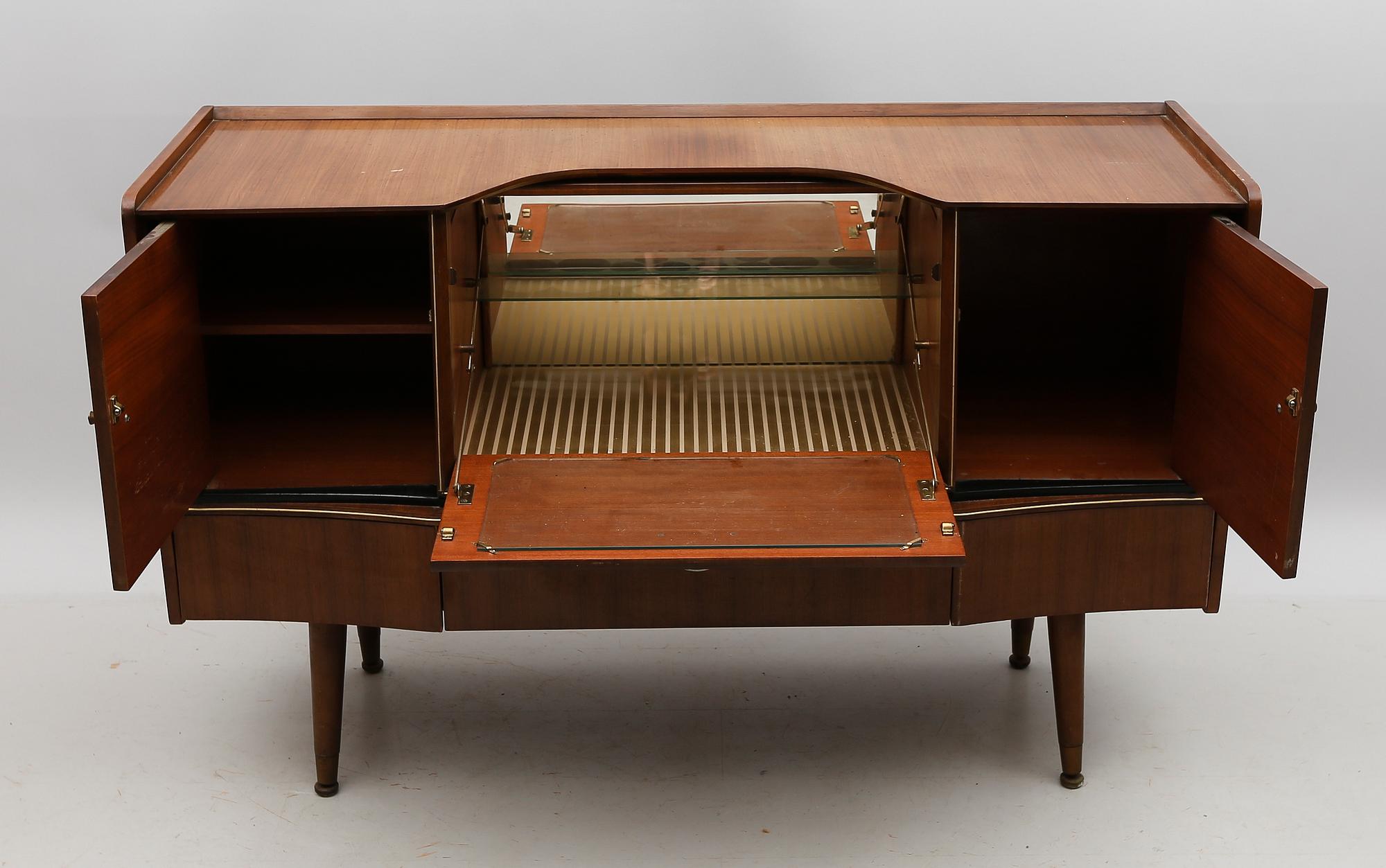 SIDEBOARD, 1900-talets första hälft.