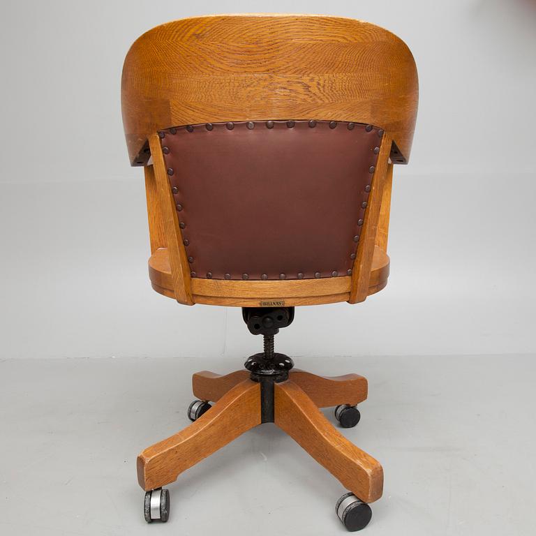 SKRIVBORDSSTOL, brännstämplad samt etikettmärkt Billnäs, 1900-talets början.