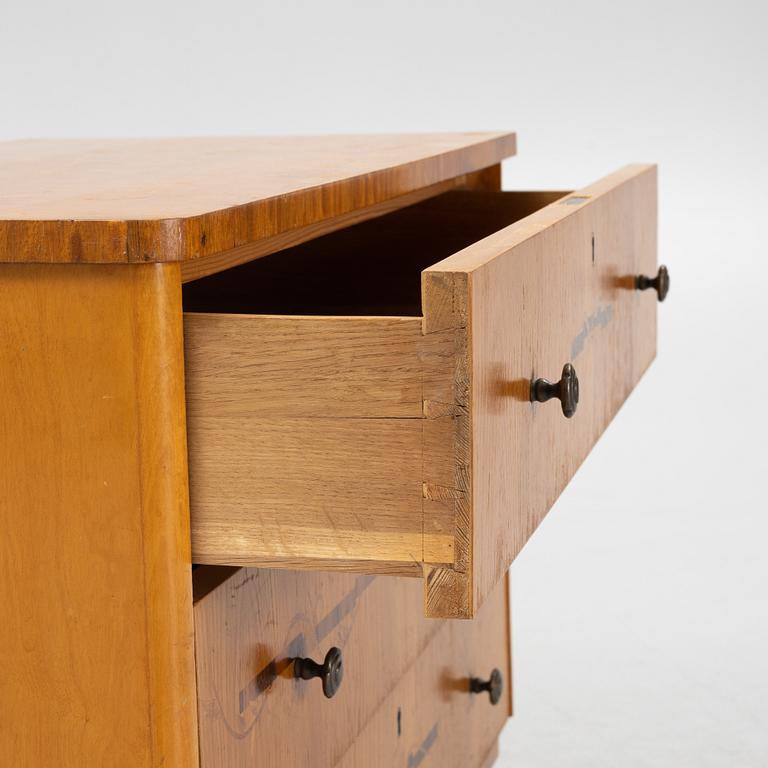 A 1930's chest of drawers.