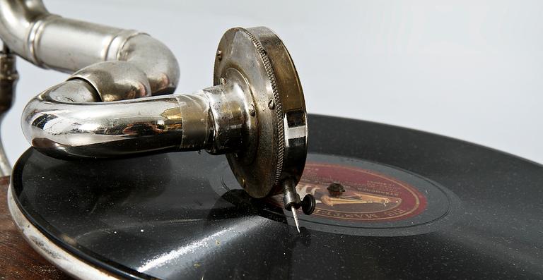 TRATTGRAMMOFON, "His Master's Voice", 1900-talets första del.