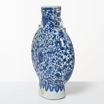 A Chinese blue and white porcelain moonflask, Qing dynasty, 19th century.