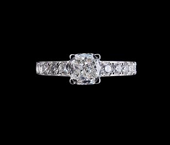 SORMUS, 1 cushionhiottu timantti 1.22 ct G/vvs2 + 10 briljanttihiottuja timantteja 0.50 ct. IGI sertifikaatti.