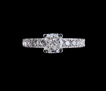 21. A RING, 1 cushion cut diamond 1.22 ct G/vvs2 + 10 brilliant cut diamonds 0.50 ct. IGI certificate.