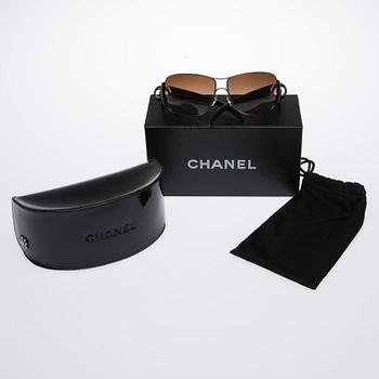 SOLGLASÖGON, Chanel.