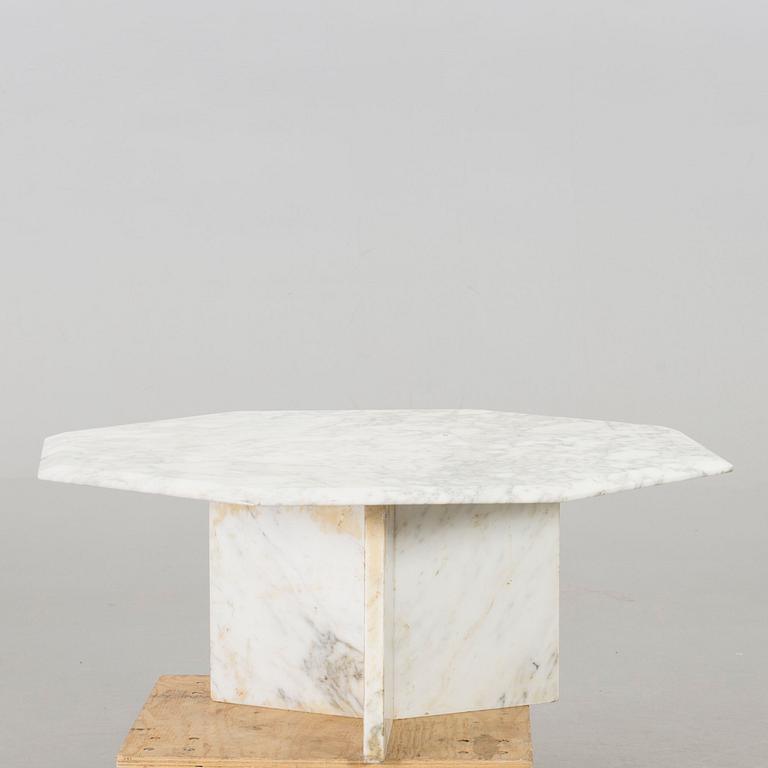 A MARBLE TOP SOFA TABLE.