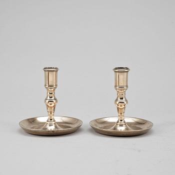 LJUSSTAKAR, ett par, mässing, svensk barock, 1700-tal.